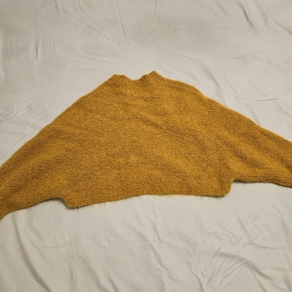 Cropped Sweater - Picture 3 of 4